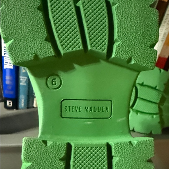 NWOT Steve Madden women’s Black Loafers with Green Lug Sole size 6 - Picture 3 of 7